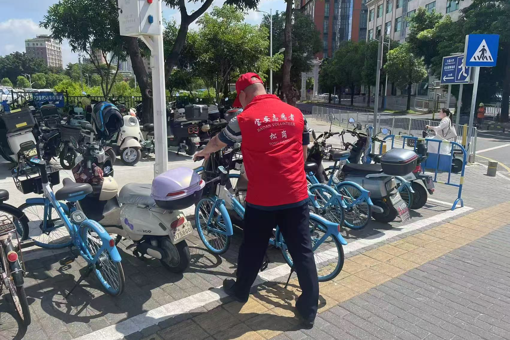 疏堵结合，巧治停车顽疾！宝安松岗“城管志愿服务”化身城市文明流动风景线