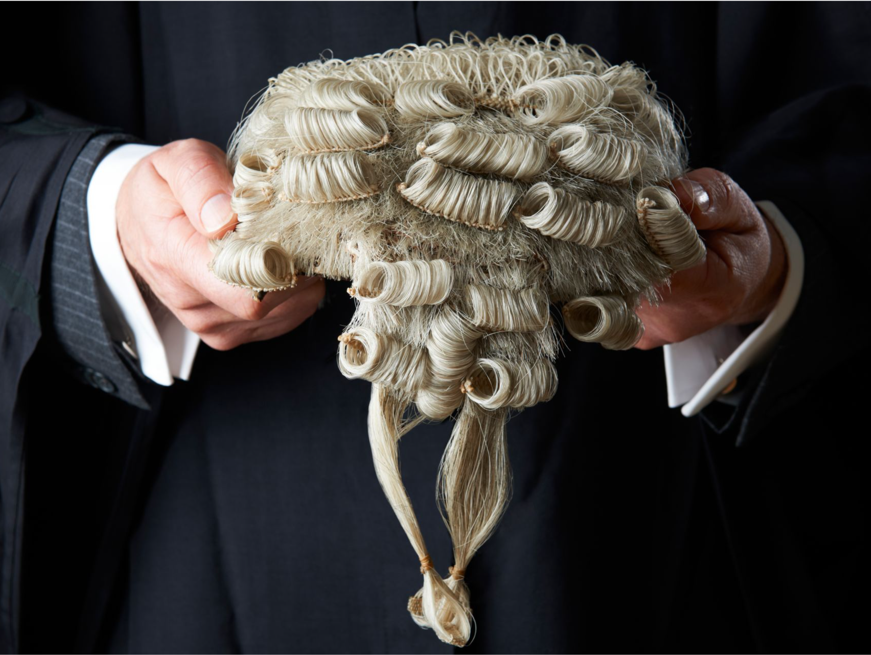 英国终结350年刑事法庭律师戴假发传统