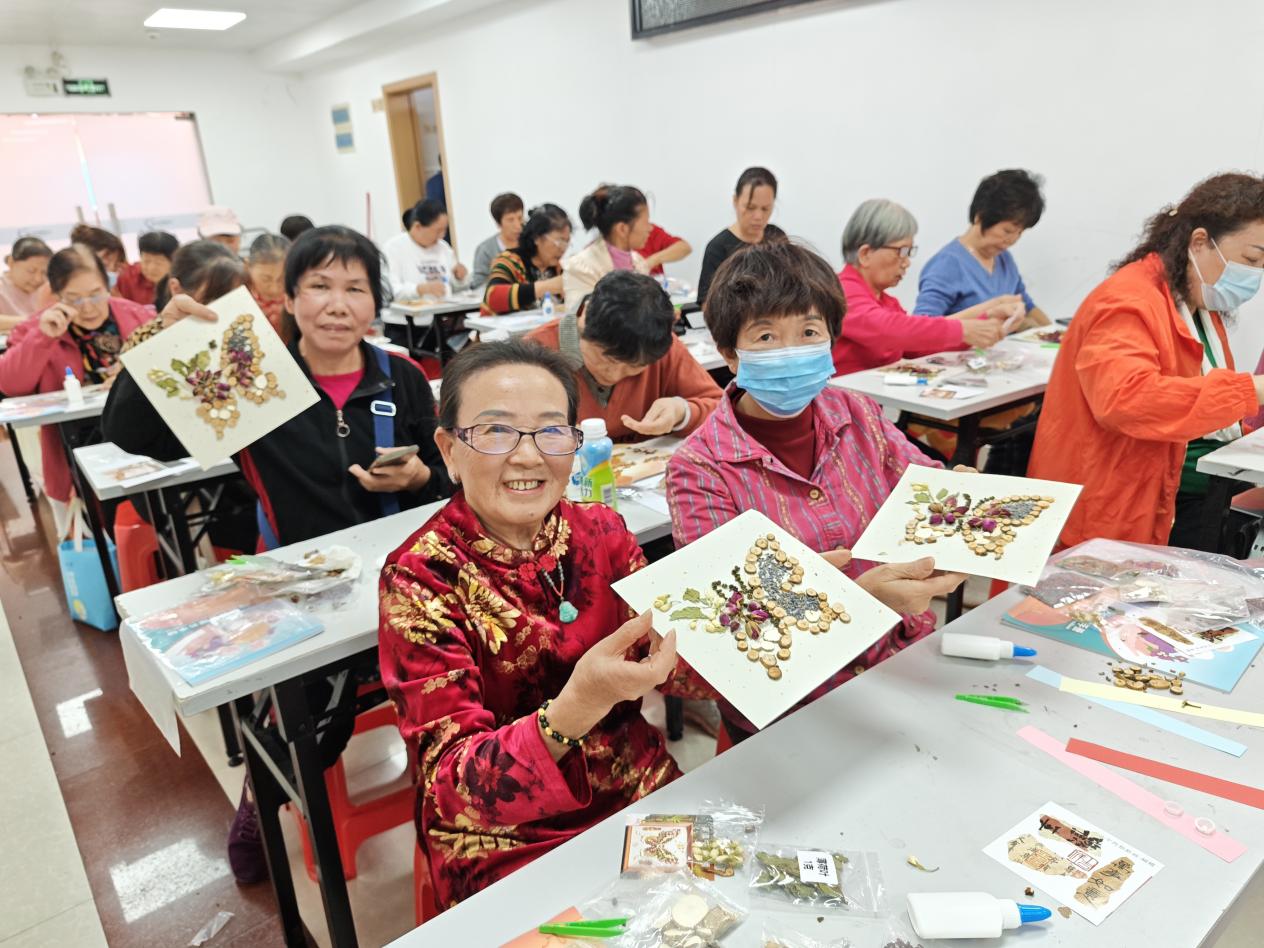 新安布心社区开展“情暖重阳，爱在布心”长者手工活动