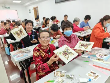 新安布心社区开展“情暖重阳，爱在布心”长者手工活动