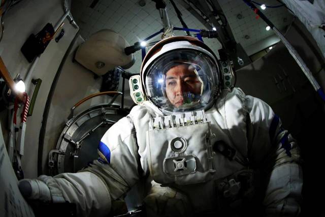 △航天员武飞在进行出舱程序训练