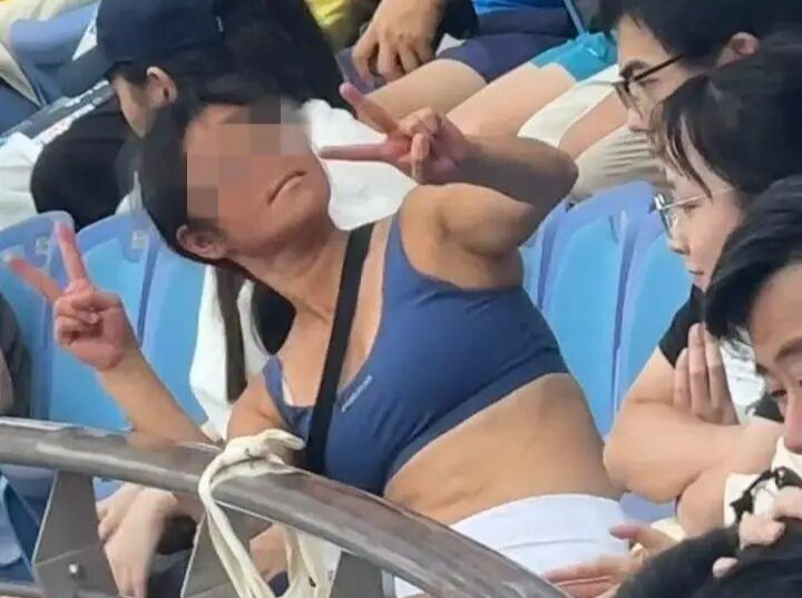 上海闵行警方：一女子酒后严重扰乱赛场秩序，已被行政处罚