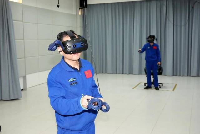 △航天员张陆在进行虚拟现实训练