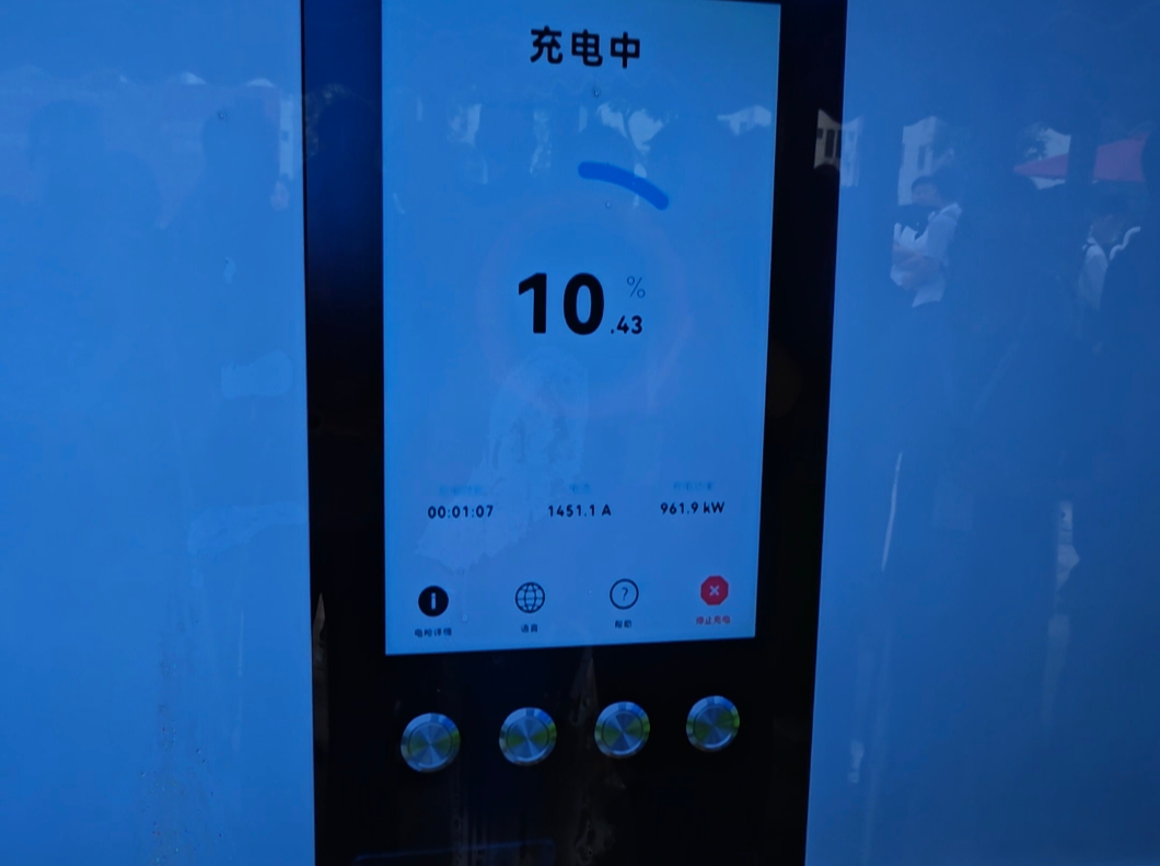 深圳电动重卡驶进超充时代