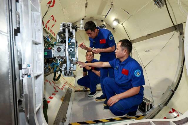 △航天员乘组在进行设备维修训练