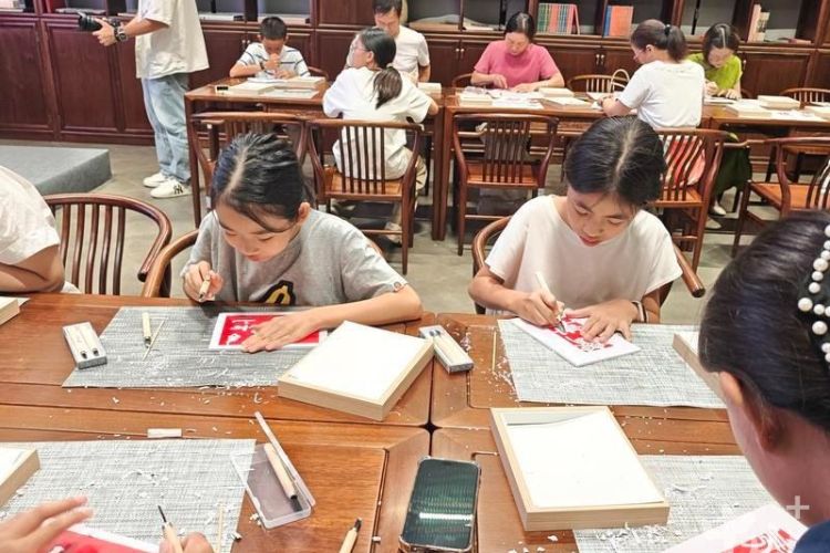 现场制作非遗拓片，非遗工坊在香山书院大讲堂举行