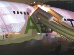 一货机在香港降落时发生事故