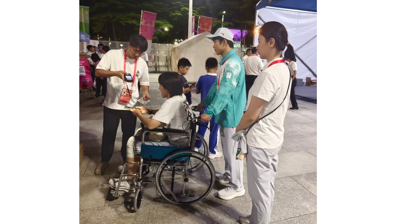 好温暖！好贴心！好深圳！十五运会宝安赛区志愿者无障碍服务获市民点赞