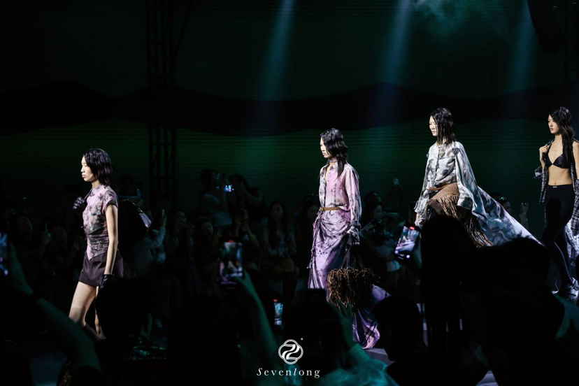 秀场直击︱SEVENLONG柒龍 2026S/S“御风”发布秀：东方女性轻盈自洽，流动中绽放力量