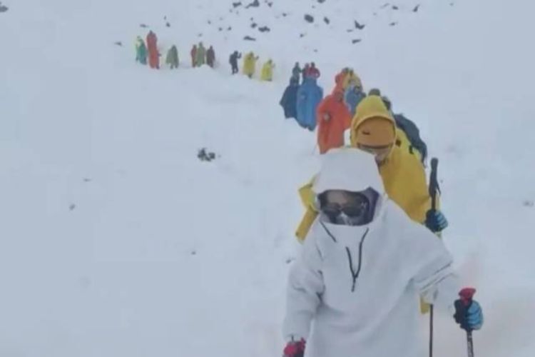 珠峰东坡营地近千人因暴雪被困，有人员已出现失温症状