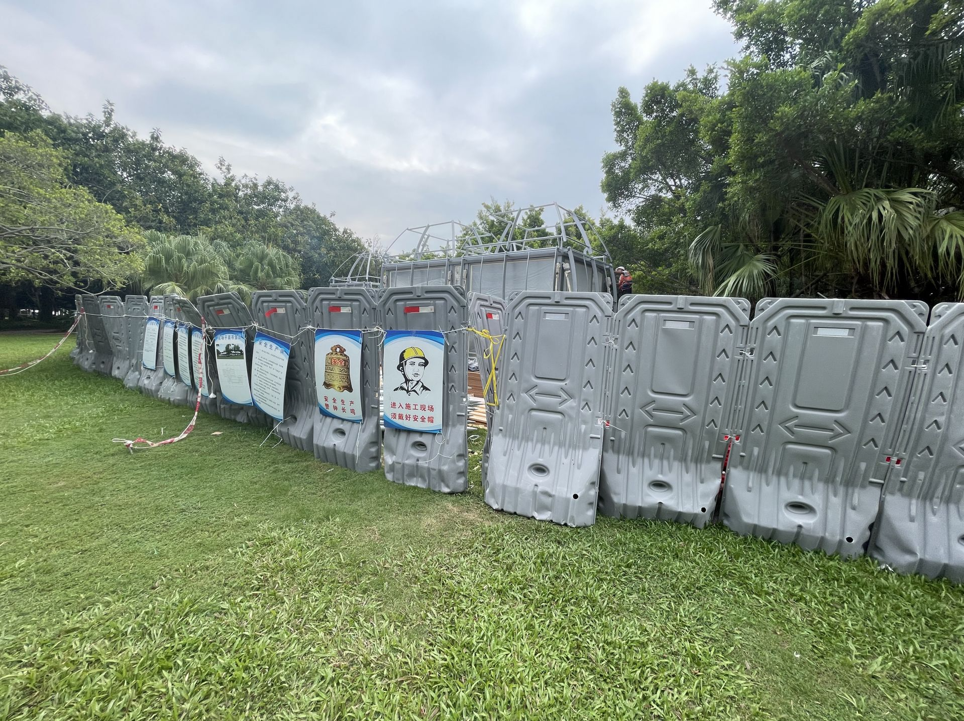 “公园变成了收租的物业”？“深圳湾公园BOX项目”草坪施工引质疑