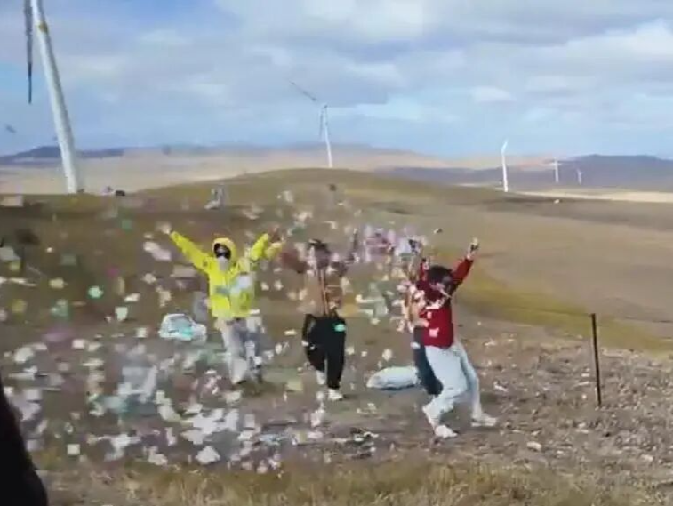 游客在呼伦贝尔大草原抛纸片“放肆挥撒”，当地林草局回应