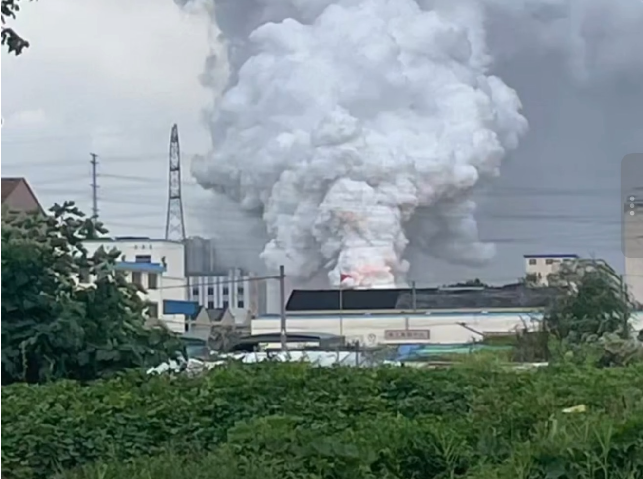 江苏一化工厂发生“爆炸”？现场浓烟滚滚，当地最新回应