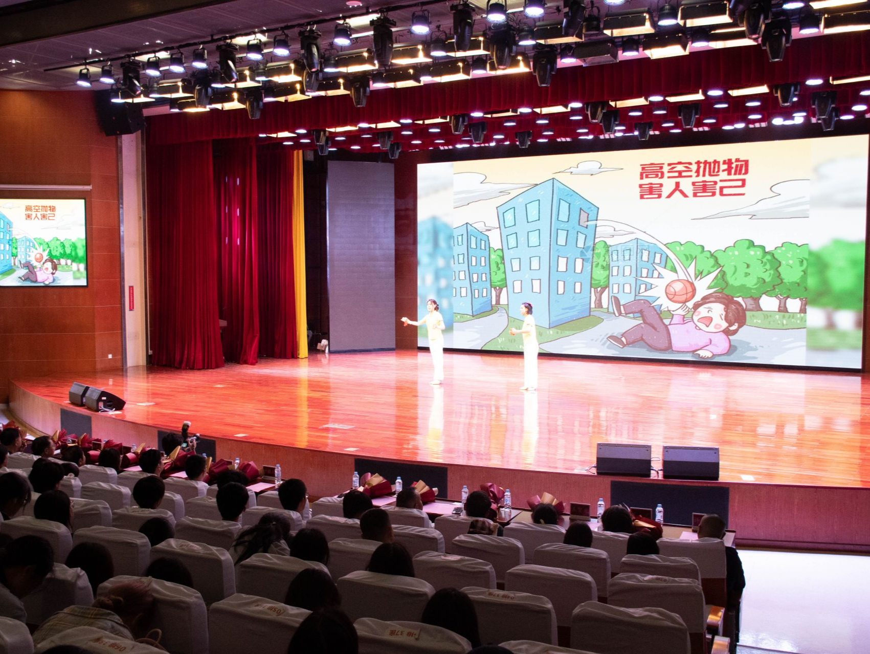 一道温暖的“彩虹”！退休老法官进校园为1200名师生沉浸式普法