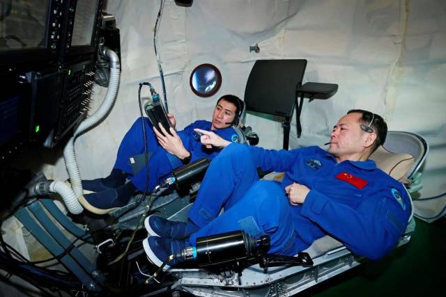 △航天员武飞（左）、张陆（右）在进行训练