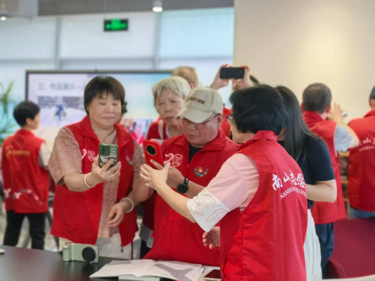  “福光志愿·镜享美好”志愿者课堂解锁手机摄影新技能