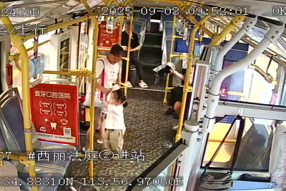 雨天暖行!67 路公交司机代丽福贴心服务获市民专程点赞