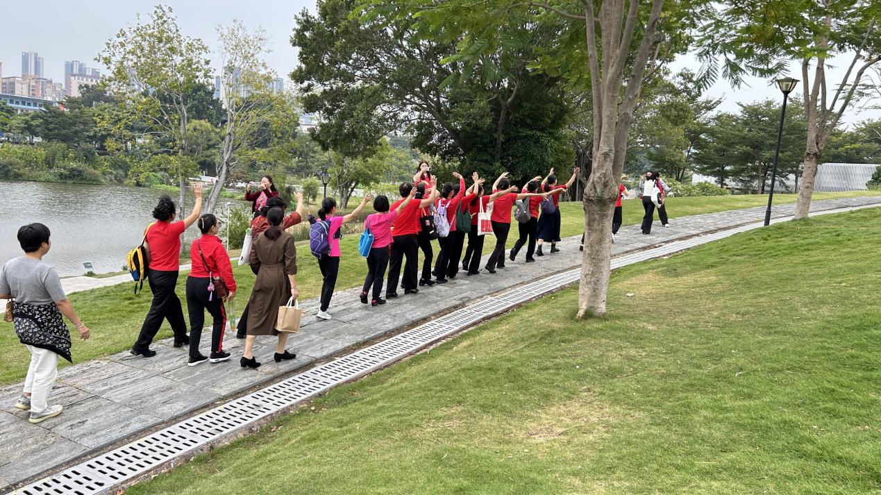 沙井街道沙头社区举办老年人重阳登高活动