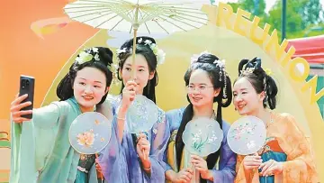 双节同庆聚邻里 多彩活动暖龙华