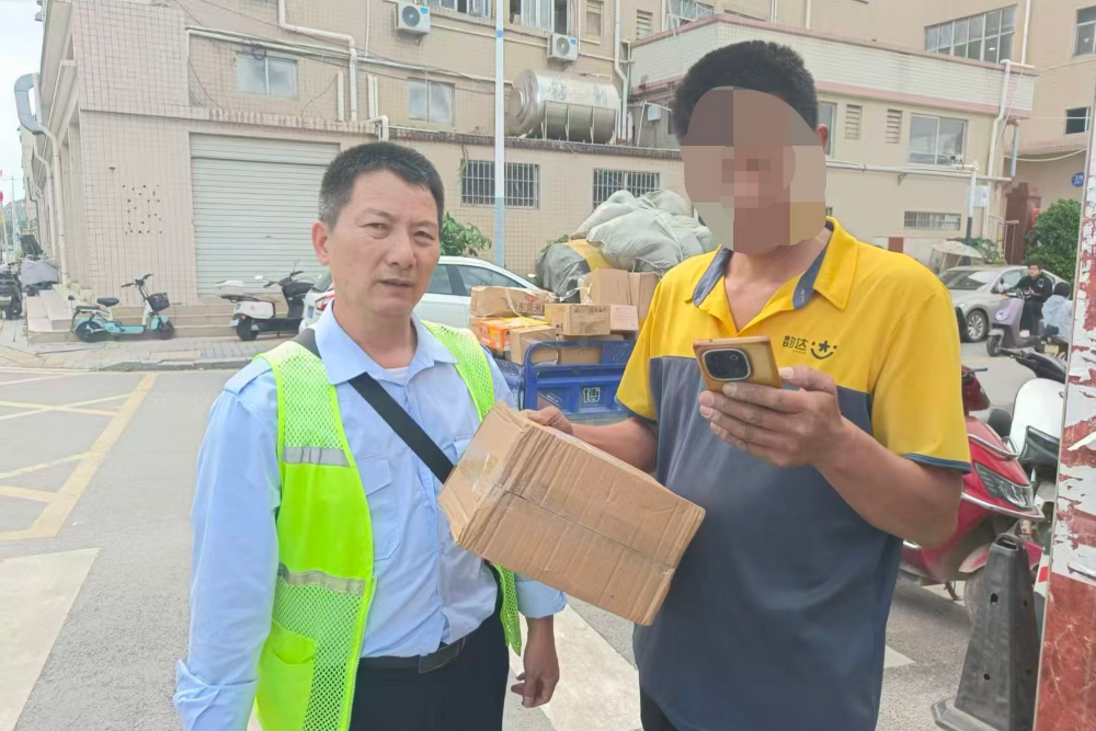 公交司机拾金不昧暖人心,及时归还乘客丢失快递解民忧