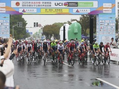 2025年环崇明岛女子公路世界巡回赛开赛