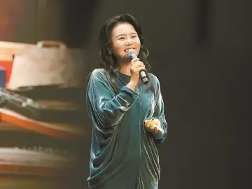 晶报特别报道 | 龚琳娜新书深圳首发 “做自己，才不忐忑”