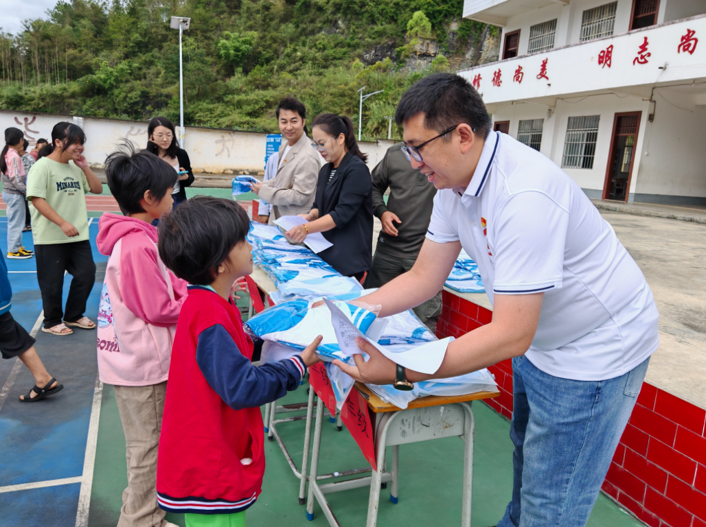 宝安区尚德社工党支部赴广西都安百旺镇开展爱心捐赠系列活动