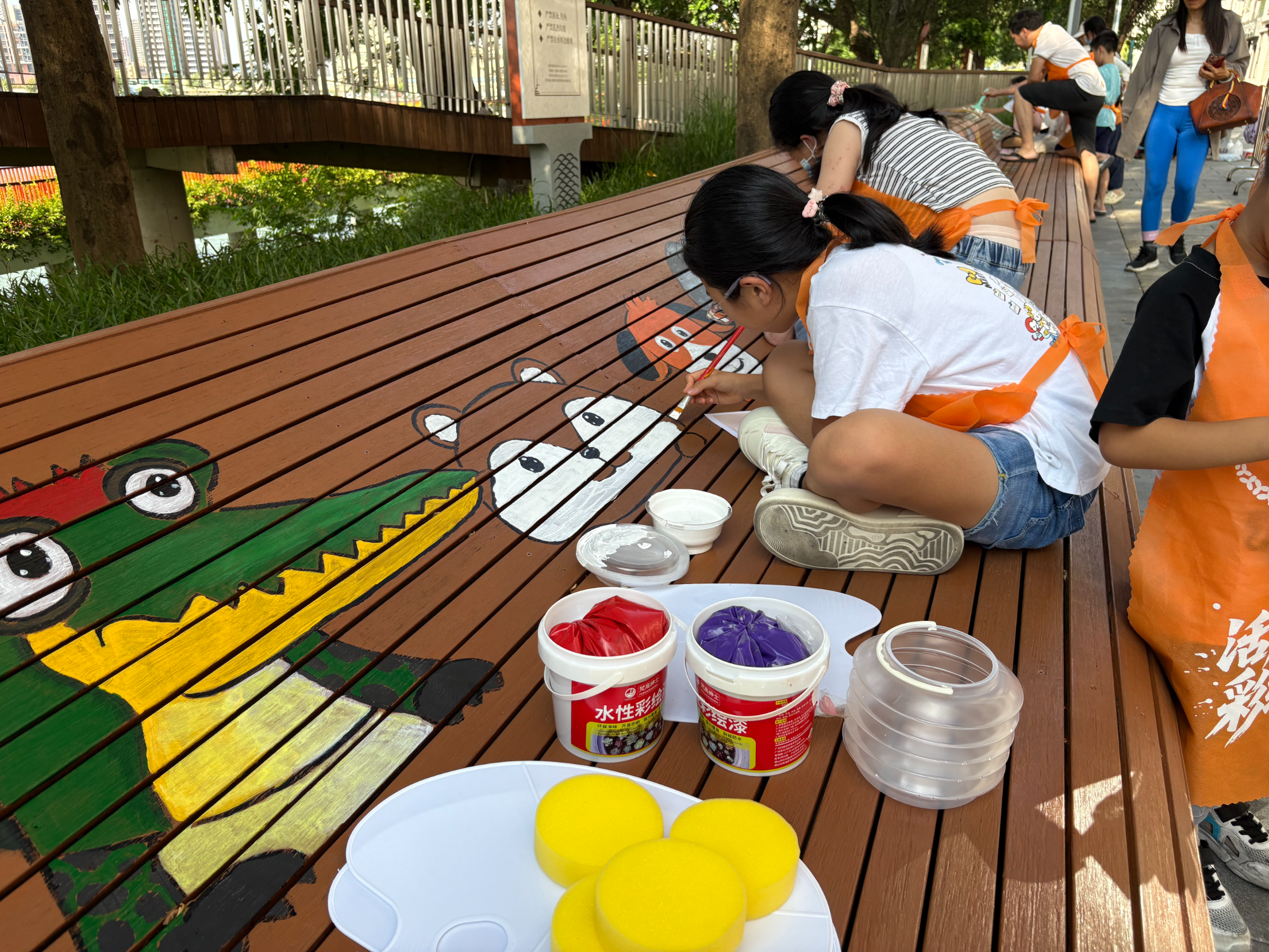 井盖变画布 童趣绘家园!马田石围社区用色彩激活老旧小区活力