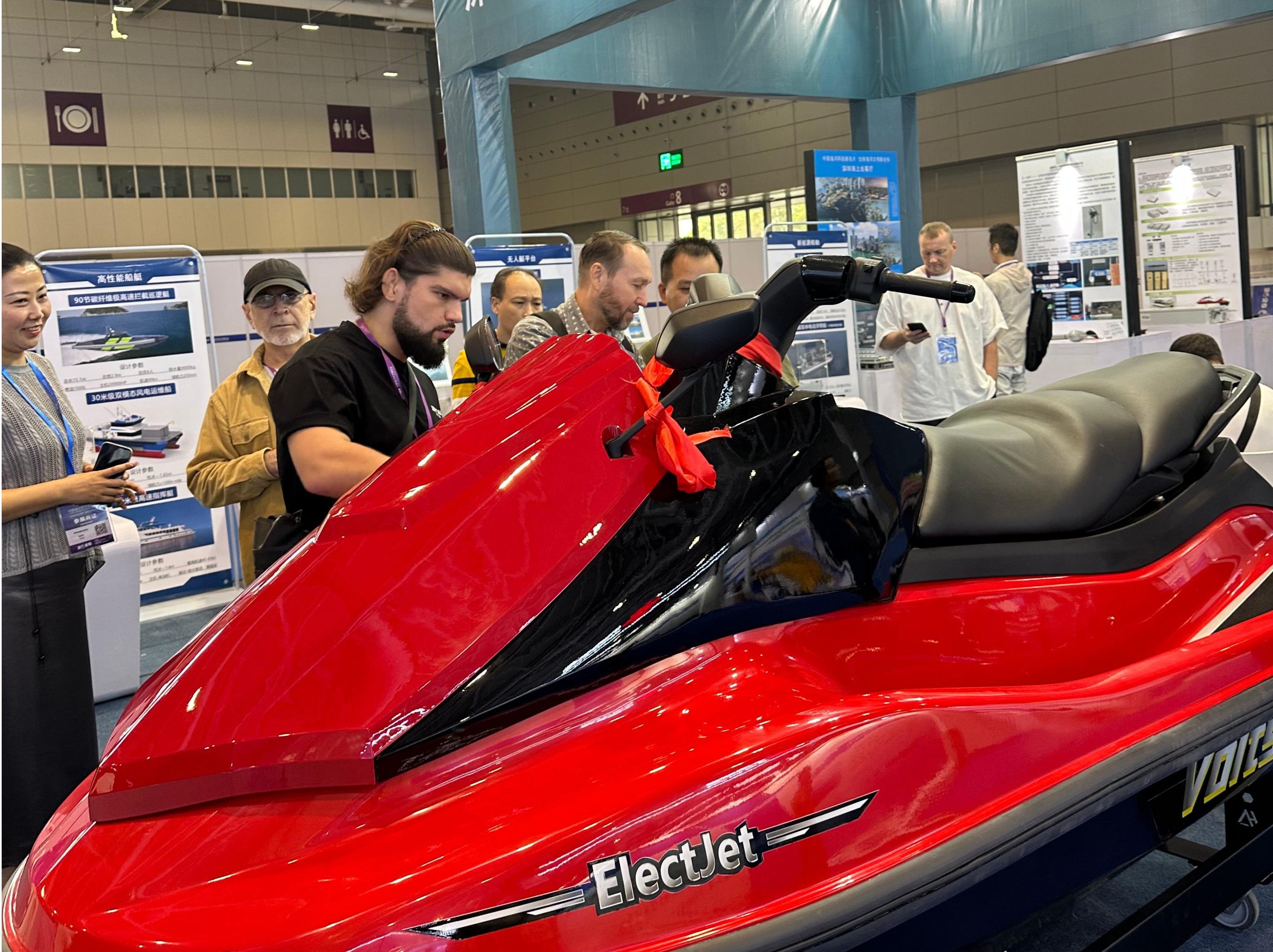 2025海博会现场直击：水下机器人深潜探秘，无人风帆艇踏浪前行，新装备“驭能”蓝海