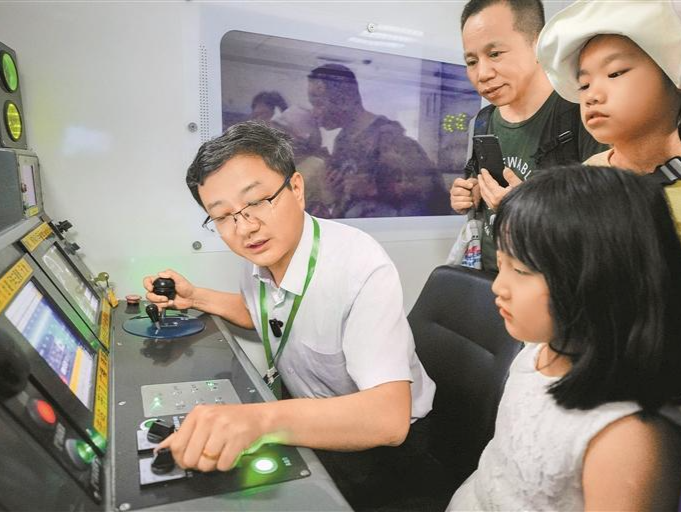 小小“地铁司机”