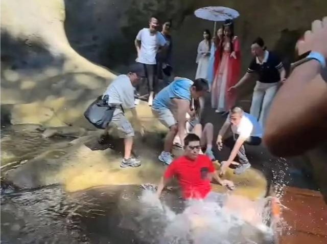 张继科拍瀑布时突然落水，景区回应