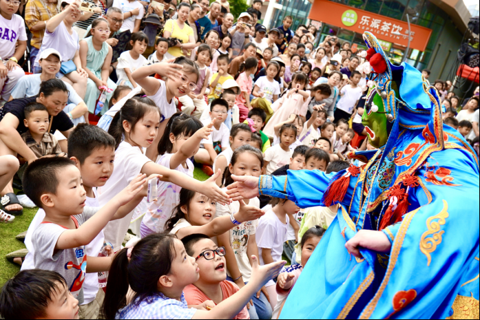 家门口的艺术盛宴！“龙岗快乐号·站站都欢笑”曲艺巡演获市民盛赞