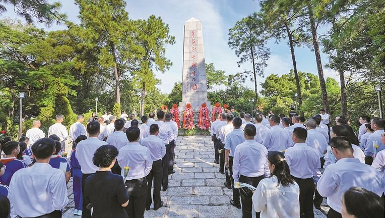 龙华区隆重举行公祭烈士活动暨向革命烈士纪念碑敬献花篮仪式