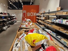 废弃包裹变惊喜：西班牙兴起盲盒新潮