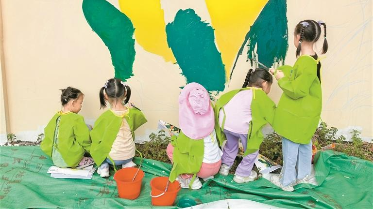 禾湾社区14名儿童共绘友好家园