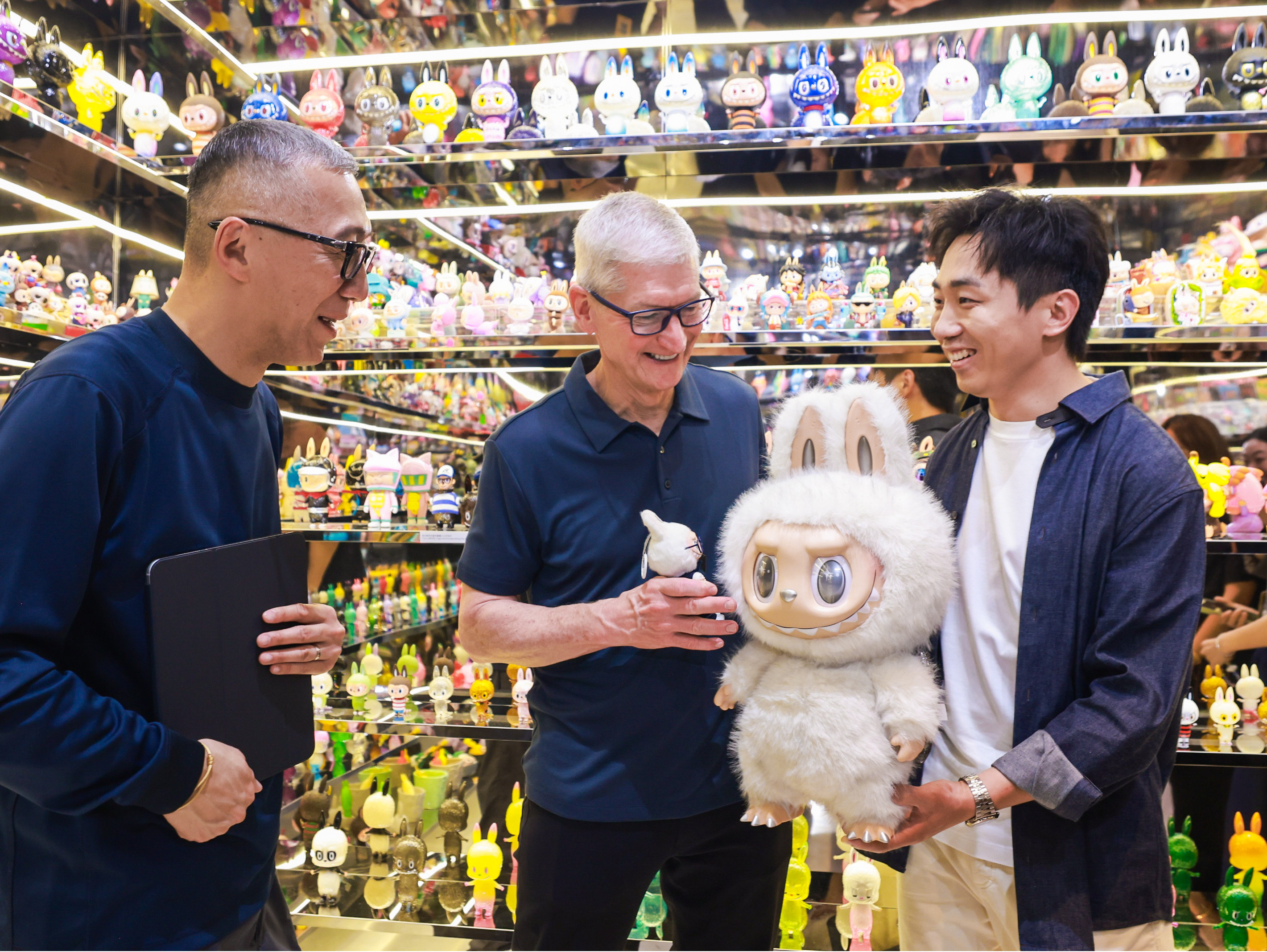 泡泡玛特暴跌近10% 三季度收入激增250%却遭资金抛售 