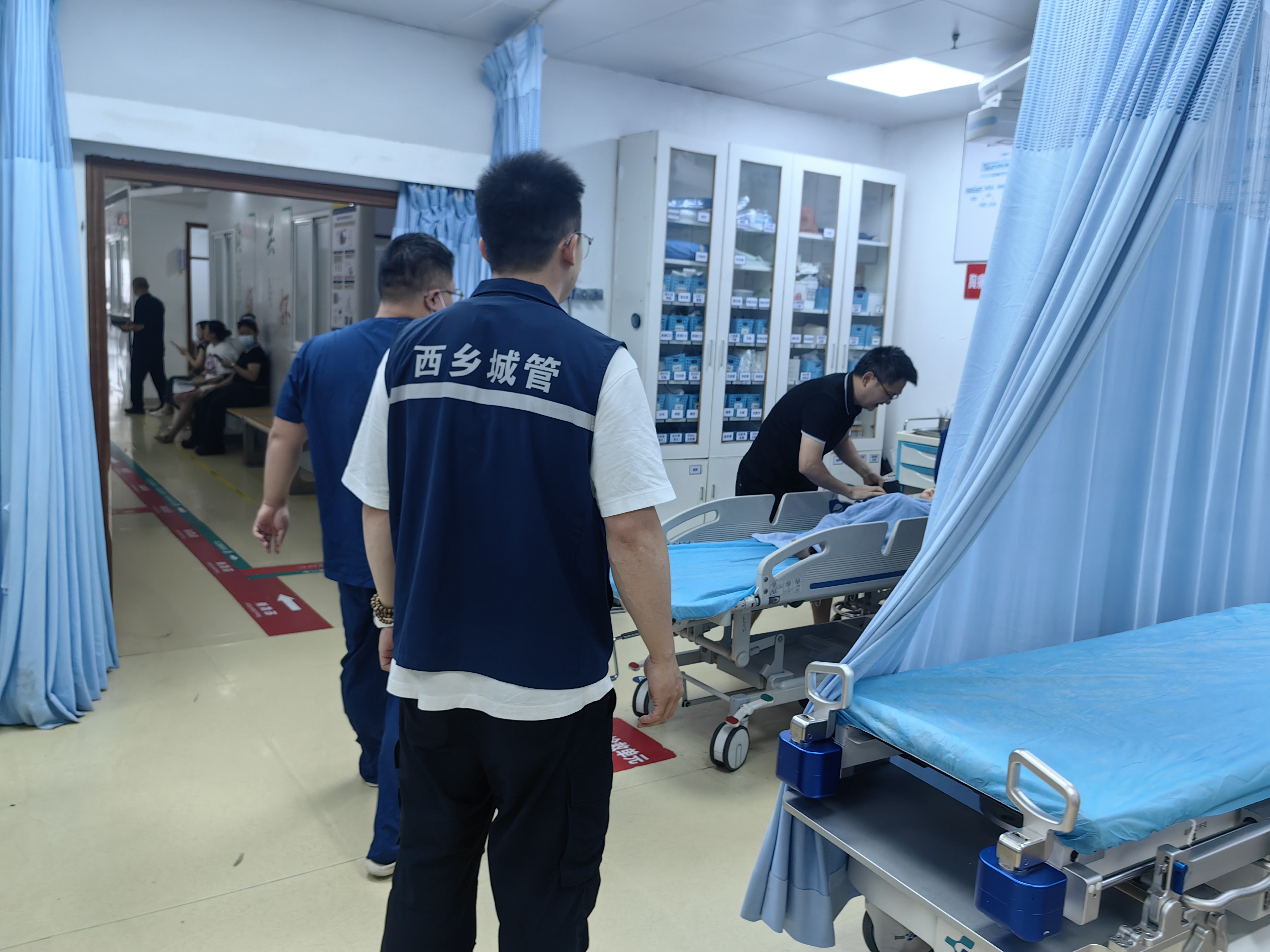 紧急时刻伸援手！西乡城管队员暖心护送抽搐幼儿就医