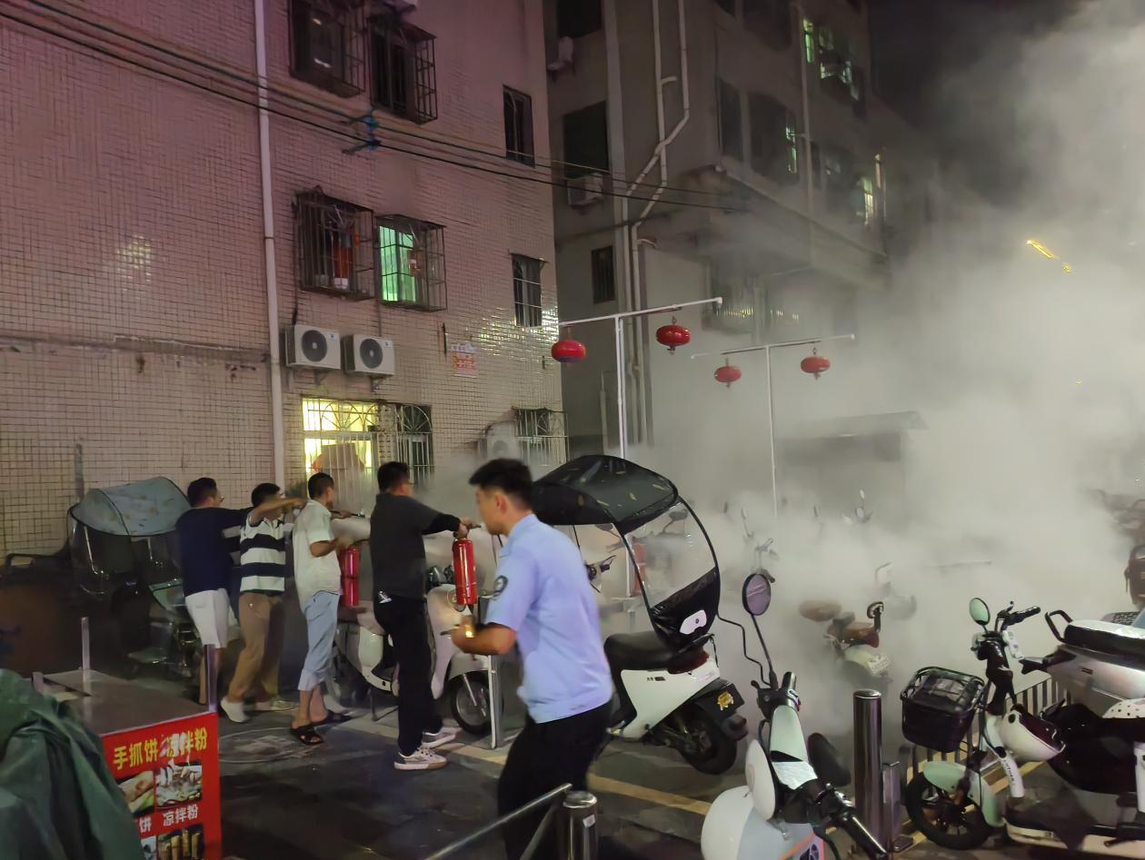 电动车停车场内突发爆燃!网格、社区联动5分钟扑灭明火