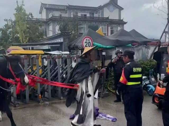网红骑马强闯洱海生态廊道，还与保安起冲突！其账号已注销