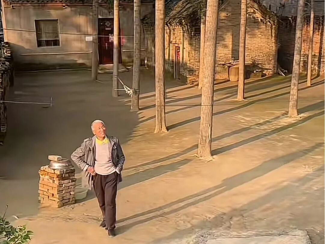 河南一大爷的院子因干净成网红打卡地，网友：像极了小时候家的样子，想脱鞋光脚丫子走 