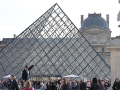 卢浮宫馆长承认安保缺陷 大劫案三天后博物馆重新开放