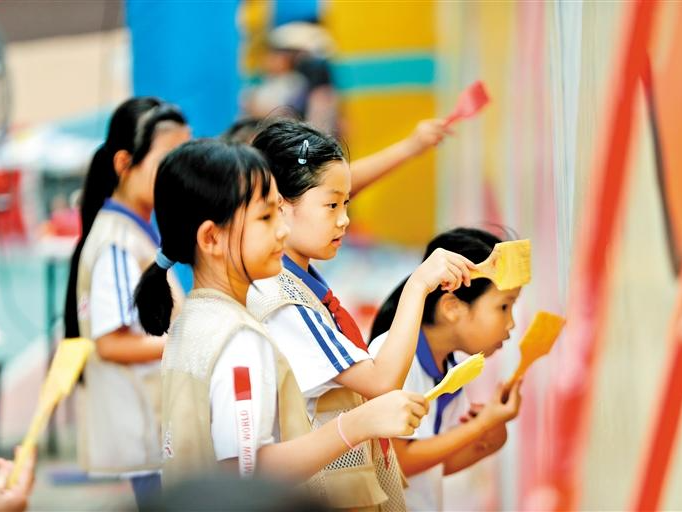晶报特别报道 | 41幅墙绘、41所学校、数月征集创作！龙华：一场千余师生参与的艺术行动