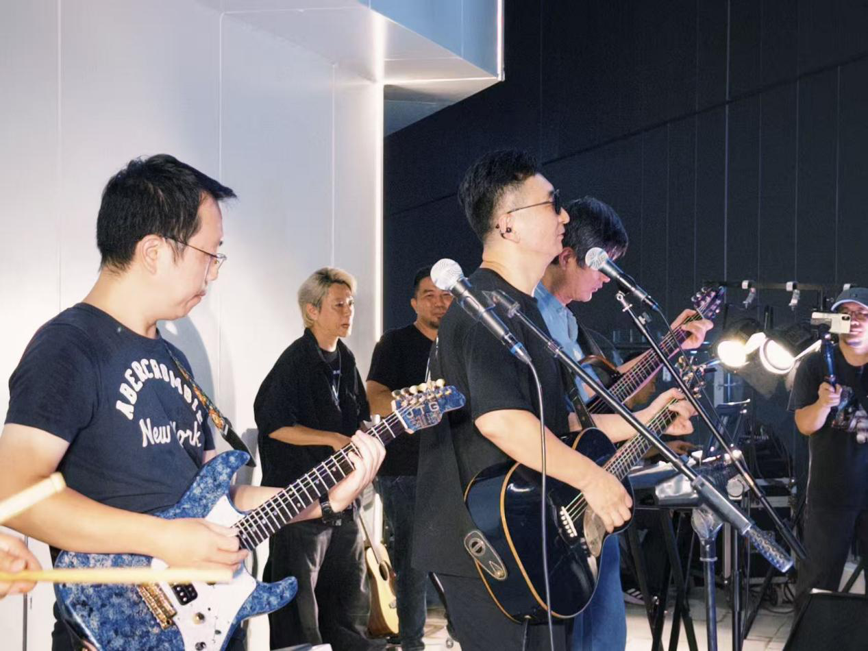 深圳东门周五音乐汇持续上演，经典歌单唤醒青春记忆