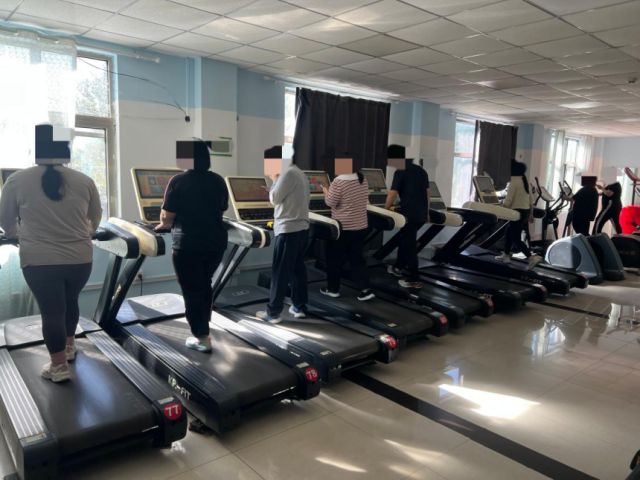 某减肥营的学员在进行跑步机锻炼 图/叶珠峰摄 某减肥营的学员在进行跑步机锻炼 图/叶珠峰摄