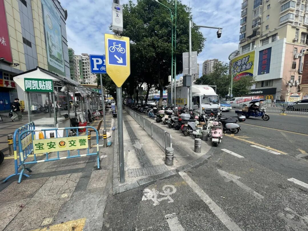 仅容一人通过！深圳市民吐槽行人和自行车挤同一通道