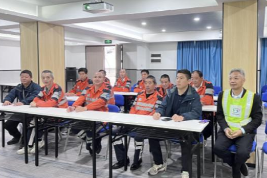 深巴福田车间开展新能源汽车充电安全培训,助力绿色环卫发展
