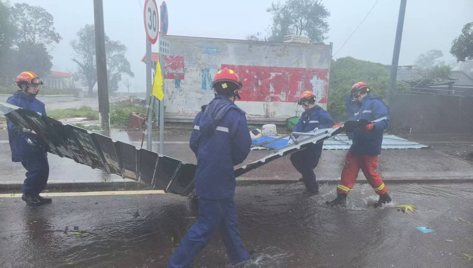 深圳消防顶风驰援湛江雷州：清理多处路障，转移受困灾民