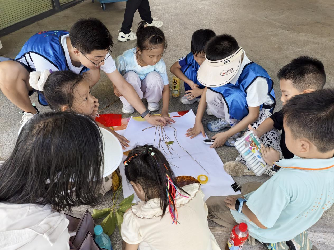 石岩上屋社区开展“湿地寻宝 共绘秋色”亲子之旅