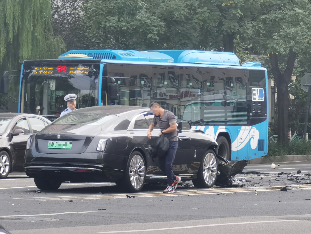北京交警通报“陈震开劳斯莱斯发生车祸”：其负事故全部责任 
