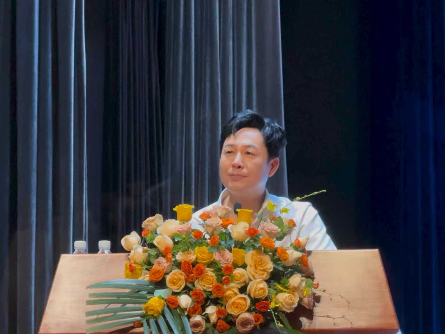 张颂文走进深大，分享表演“细节的力量”